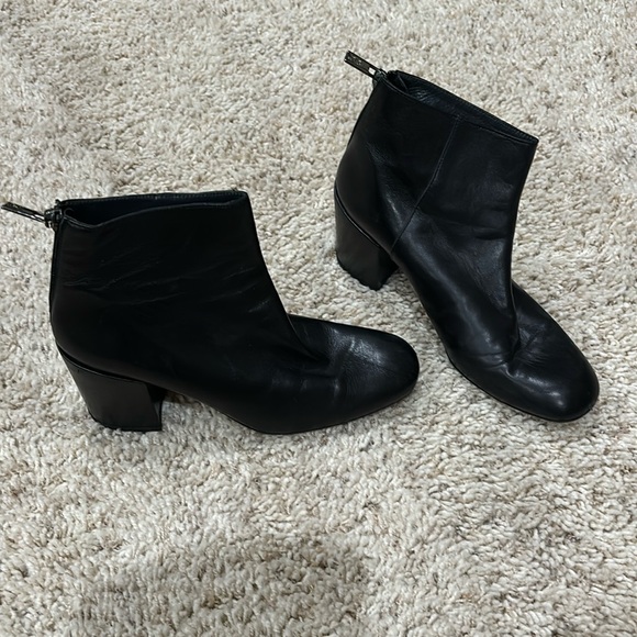 Stuart Weitzman Size 8 Booties - Picture 1 of 9